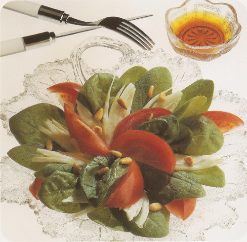 Salade de pousses d'épinards aux pignons