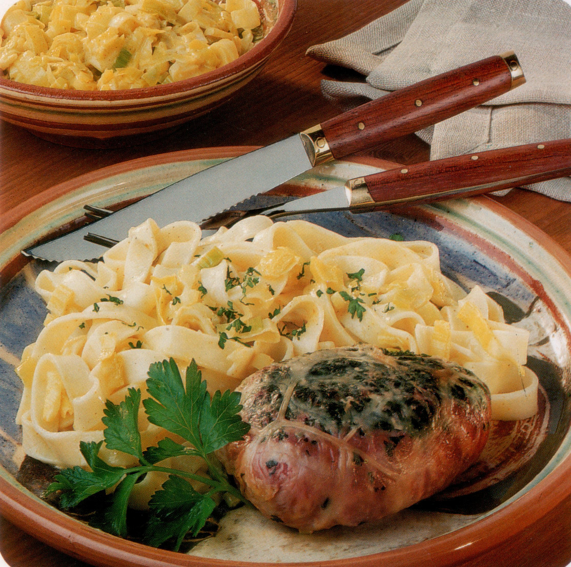 Pâtes à la fondue de poireaux et crépinettes