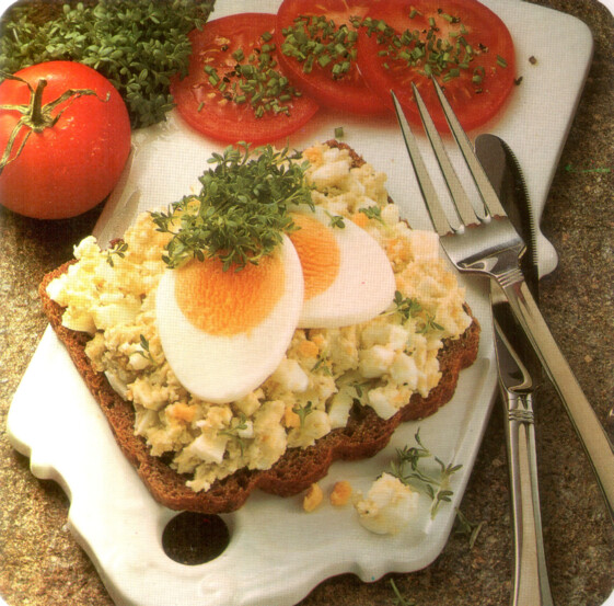 Canapés aux œufs mollets